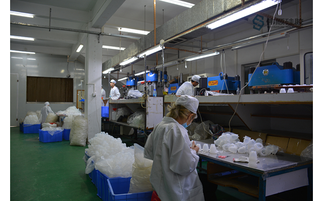 硅膠鑰匙包 硅膠翻糖模 談?wù)劰枘z使用特性